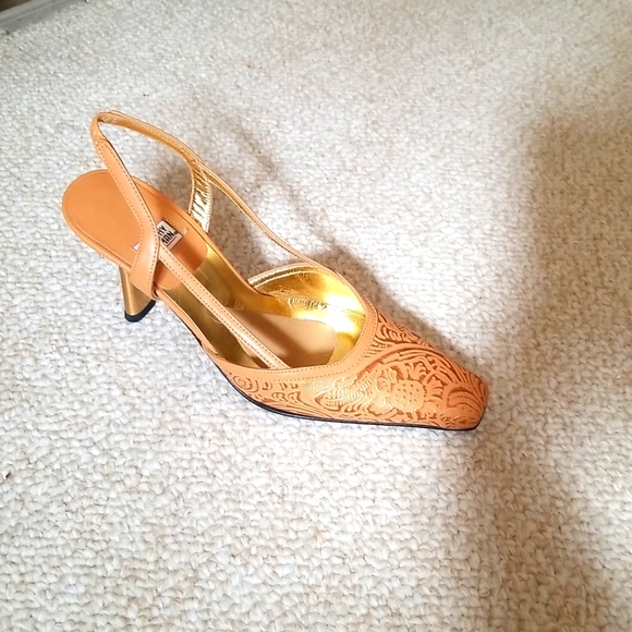 Timothy HitsmanCamelGold Pattern,OpenBack, Pump/heel.New in box. 3" heel… - Picture 3 of 8